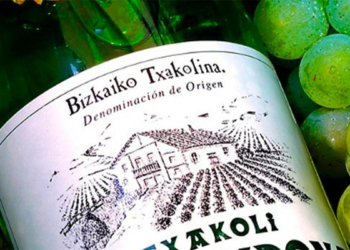 El txakoli vive su época de vendimia tras mil años de historia en el País Vasco