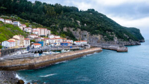 Elantxobe: acantilados, puerto ballenero y la ruta secreta del txakoli en la costa de Bizkaia