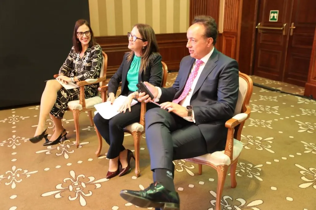 Ernesto Tardio junto a presente la viceconsejera de Politica Agraria Comun y Politica Agroambiental Mariana de Gracia Canales Sonia Montesinos Garcia Caro gerente de Agro Fuerza de Repsol