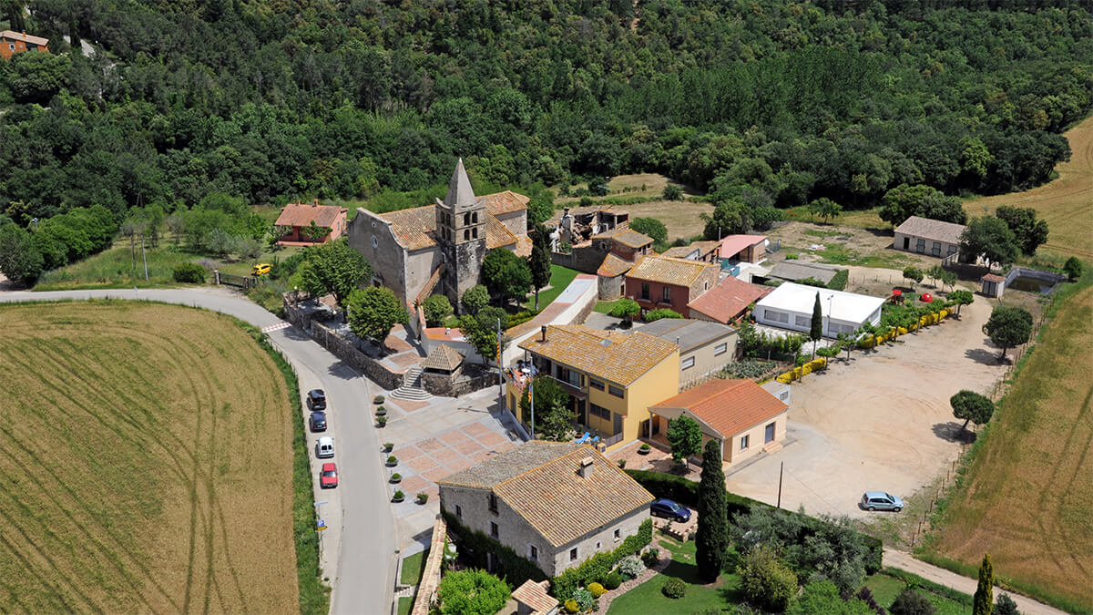 Qué ver en Estanyol (Girona): un cráter volcánico de 1.250 metros con historia y vida bajo el agua 1 Estanyol Poblacion en Espana
