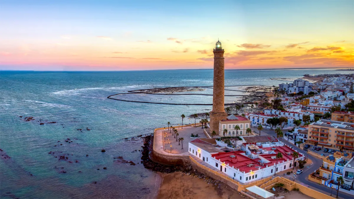 Este pueblo andaluz a orillas del mar lo tiene todo: historia, encanto y es cuna de Rocío Jurado 1 Este pueblo andaluz a orillas del mar lo tiene todo: historia, encanto y es cuna de Rocío Jurado