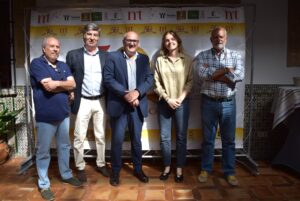 Pedro Ballesteros, Master of Wine: «Estos 12 vinos de Toledo son tesoros que hasta ayer eran el secreto mejor guardado» 9 FOTO JUNTA DIRECTIVA DO JUNTO A PEDRO BALLESTEROS