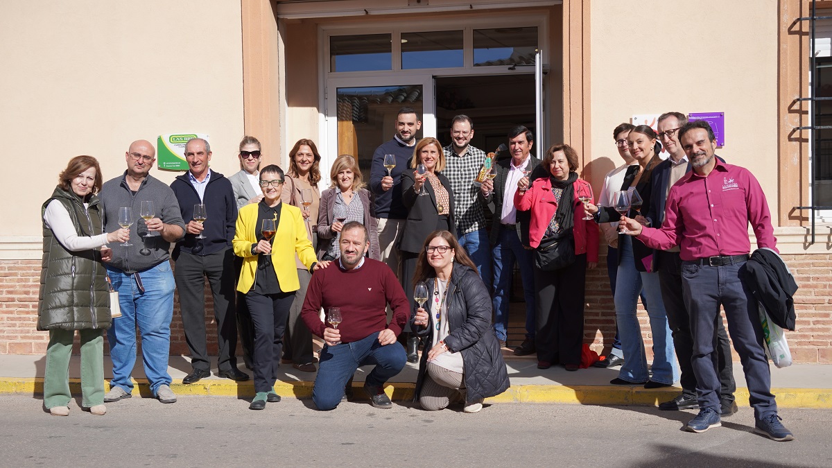 Pedro Muñoz acoge el encuentro de los socios de la Ruta del vino de La Mancha 1 Foto de familia del encuentro de los socios de la ruta
