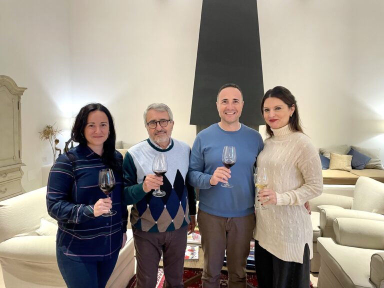 Ceuso 2020: el renacimiento de un gran vino siciliano que une tradición y futuro 23 Francesca Benedetto e Antonio Tonnino con Cristina Grillo min