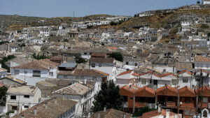 El pueblo de Andalucía levantado en la roca que alberga siete asentamientos arqueológicos 12 Galera, el pueblo granadino donde vivir bajo tierra es un lujo