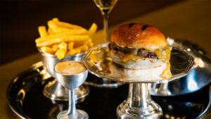 La hamburguesa más exclusiva de Barcelona está en un hotel de cinco estrellas: cuesta 24 euros 12 La Burguersia Amar Barcelona