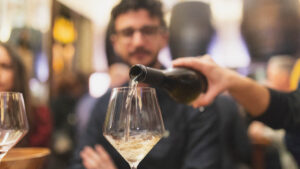 La taberna mas antigua de Valencia abierta desde 1836 elegida Mejor Bar de Vinos de Espana