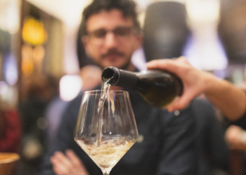 La taberna mas antigua de Valencia abierta desde 1836 elegida Mejor Bar de Vinos de Espana