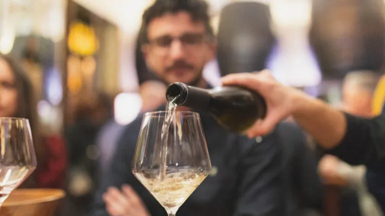 La taberna más antigua de Valencia, abierta desde 1836, elegida Mejor Bar de Vinos de España