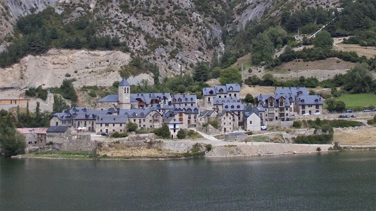 De pueblo fantasma a joya del invierno: el secreto de Lanuza que resurgió de las aguas 1 De pueblo fantasma a joya del invierno: el secreto de Lanuza que resurgió de las aguas