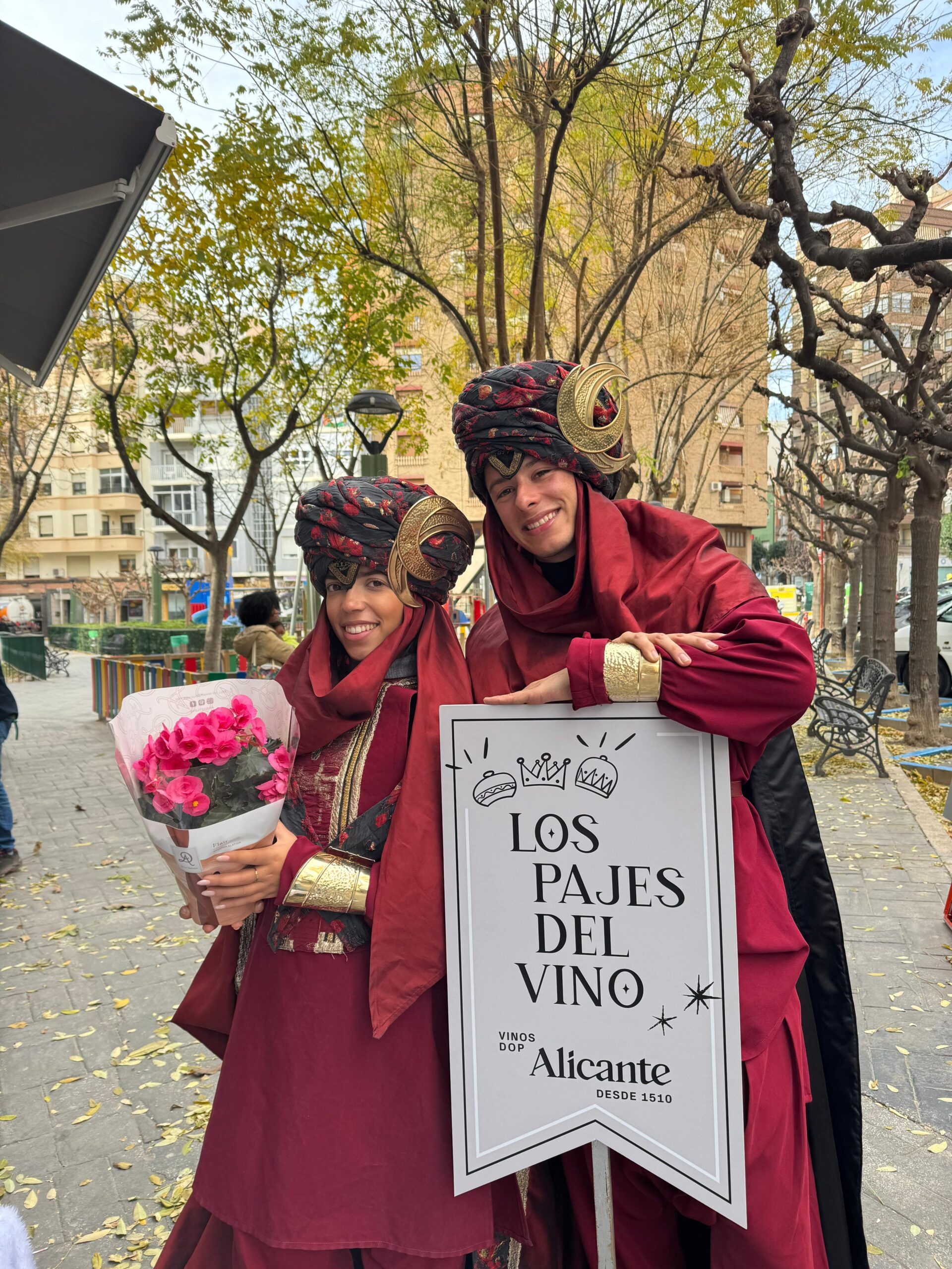 Los Pajes del Vino celebran la Navidad en Alicante con buenos deseos 1 Los Pajes del Vino celebran la Navidad en Alicante con