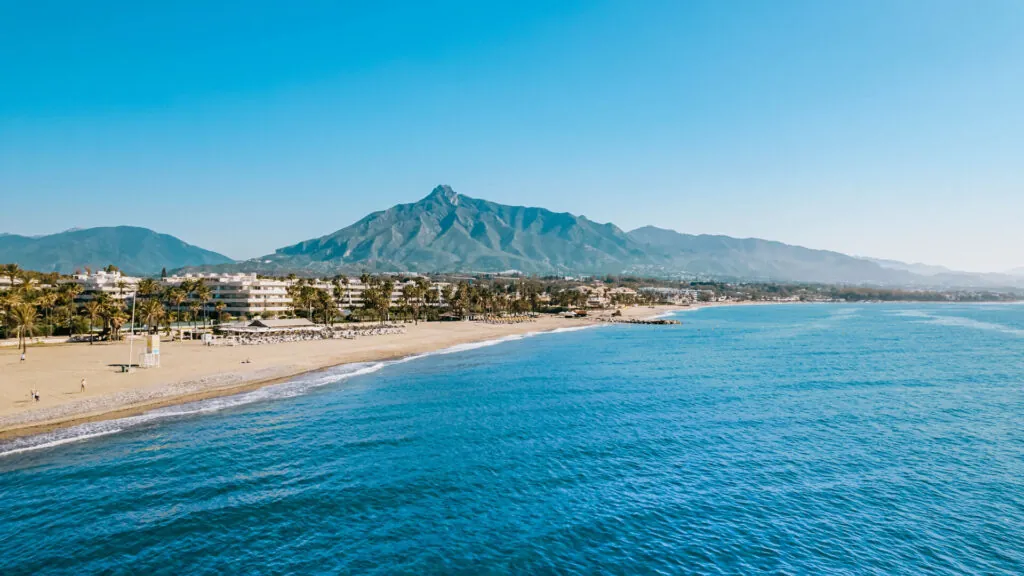 El búnker secreto de Haaland en España: tiene 27 km de playa, un castillo del siglo X y un tesoro oculto que la UNESCO protege