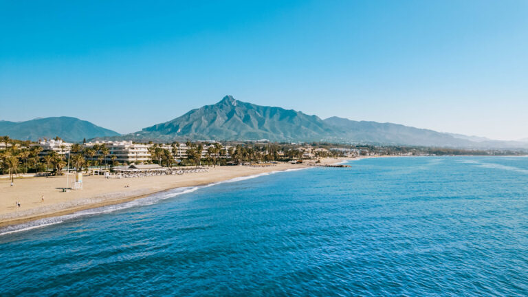El búnker secreto de Haaland en España: tiene 27 km de playa, un castillo del siglo X y un tesoro oculto que la UNESCO protege 5 Marbella