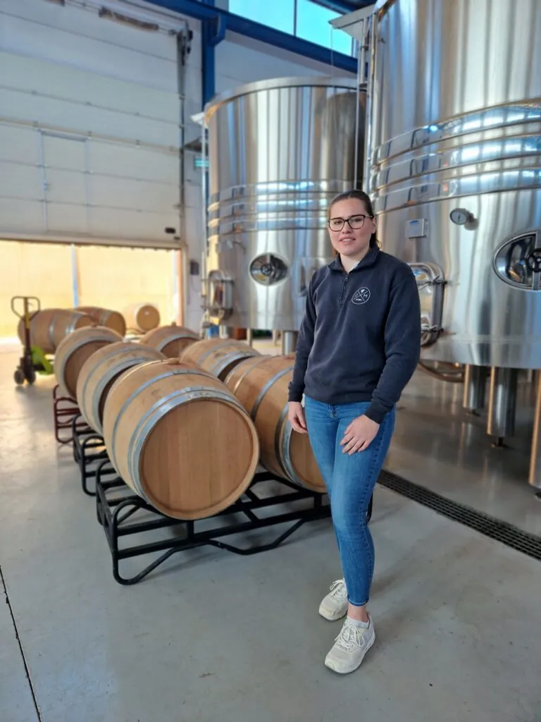 María, la joven que revoluciona el marketing en Bodegas DeMoya
