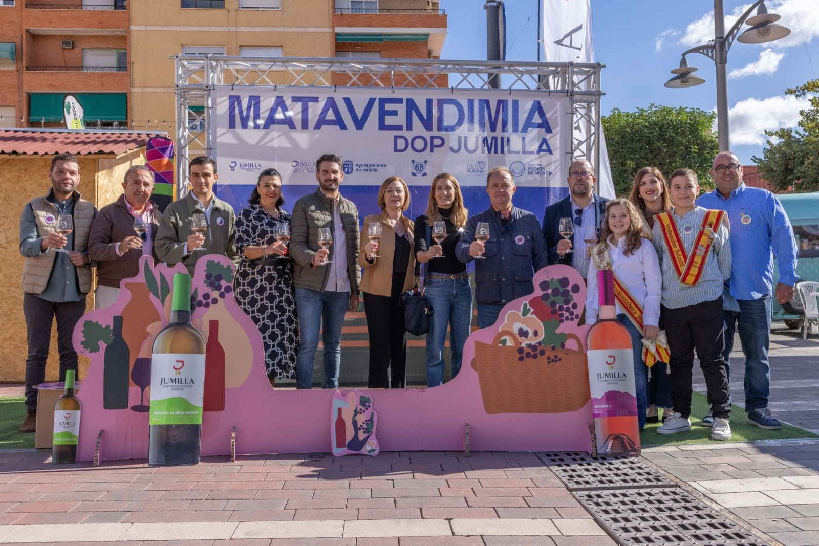 Matavendimia Jumilla atrae a más de 10000 visitantes bajo la lluvia 1 Matavendimia Jumilla atrae a mas de 10000 visitantes bajo la