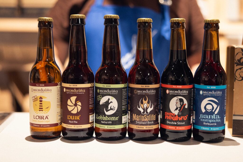 Alberte Fernández, impulsor de Menduiña: «La cerveza artesana es fruto de la emigración, ahí empezó todo» 2 Menduina botellas