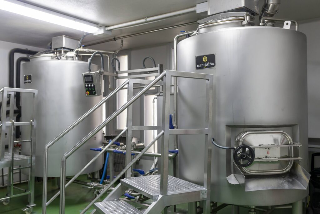 Alberte Fernández, impulsor de Menduiña: «La cerveza artesana es fruto de la emigración, ahí empezó todo» 3 Menduina obradoiro