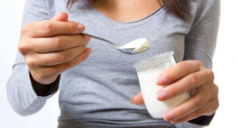 Mujer comiendo yogur