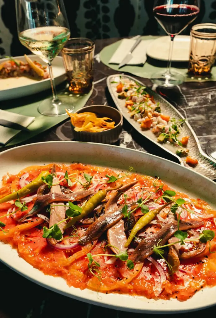 Cena, acrobacias y cócteles tropicales: el plan completo que triunfa en las noches de Madrid 2 Papua Colon 2 1