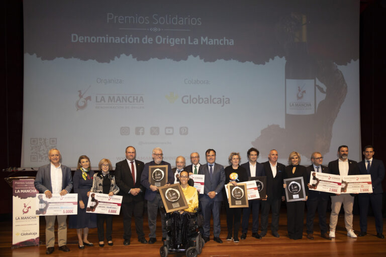 Premios Solidarios 2024 reconocen a figuras por su apoyo a