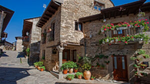 Así es Puebla de Sanabria: casas de piedra, castillo en la colina y vistas al lago más grande de España