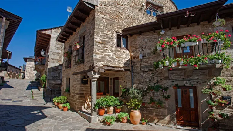 Así es Puebla de Sanabria: casas de piedra, castillo en la colina y vistas al lago más grande de España
