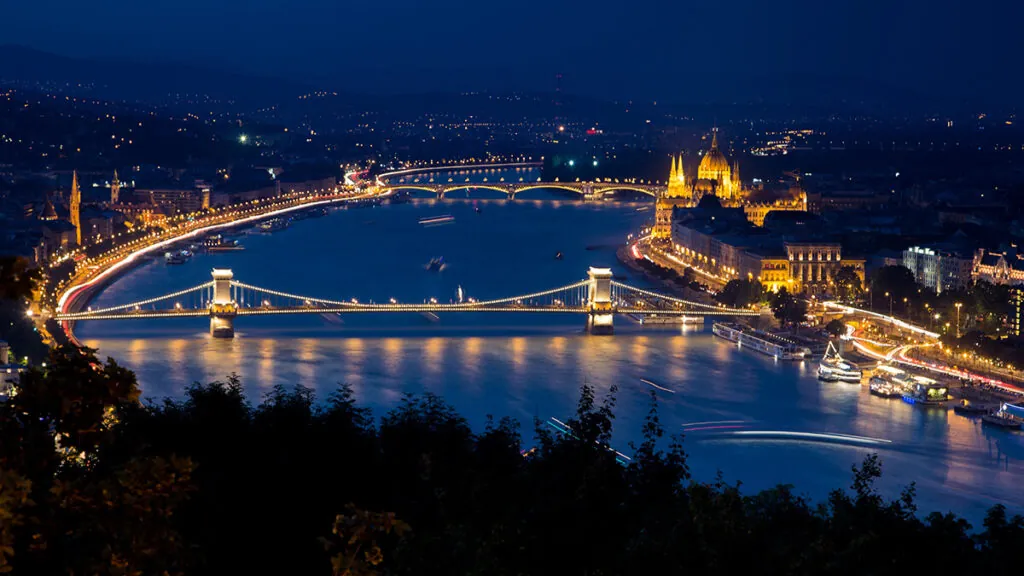 Qué ver en Budapest: rincones esenciales de la capital húngara cruzada por el río 2 Que ver en Budapest de noche