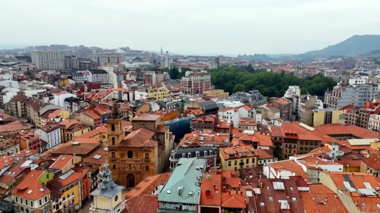 Qué ver en Oviedo: el truco de la "Vetusta" real para comer el mejor carbayón y descubrir el prerrománico secreto 2 Que ver y hacer en Oviedo