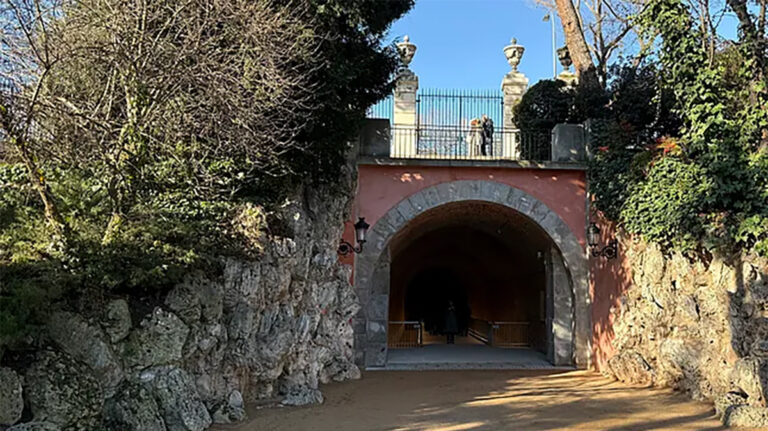 El túnel secreto bajo el Palacio Real que conecta con la Casa de Campo: gratis y espectacular 3 Reabre el primer tramo del túnel secreto que mandó construir José Bonaparte y une el Campo del Moro con la Casa de Campo