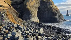 Reynisfjara: El peligro real de la playa de arena negra más famosa y por qué no debes darle la espalda