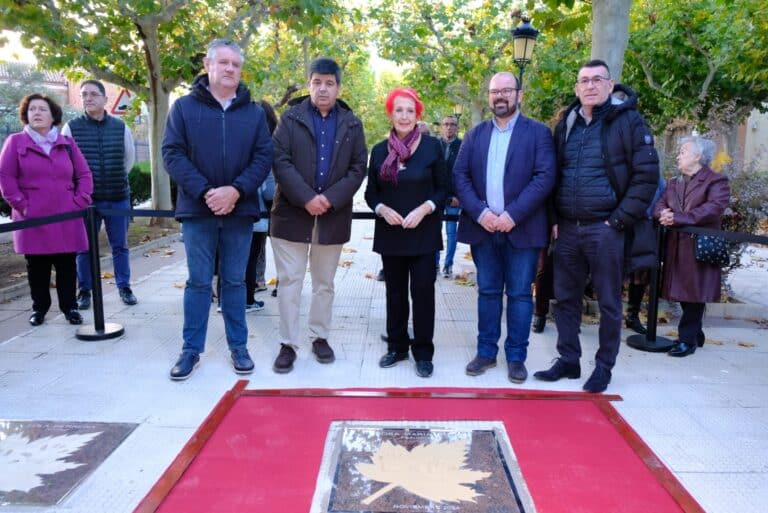 Rosa Maria Calaf deja su huella en el Paseo de