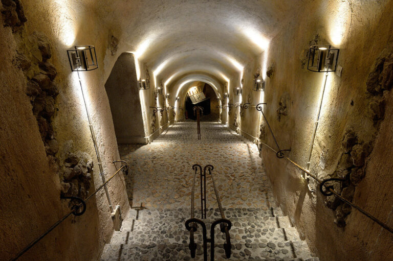 La mágica cueva del vino en Santorini: donde las uvas besan el sol antes de convertirse en arte líquido 5 Santorini 1