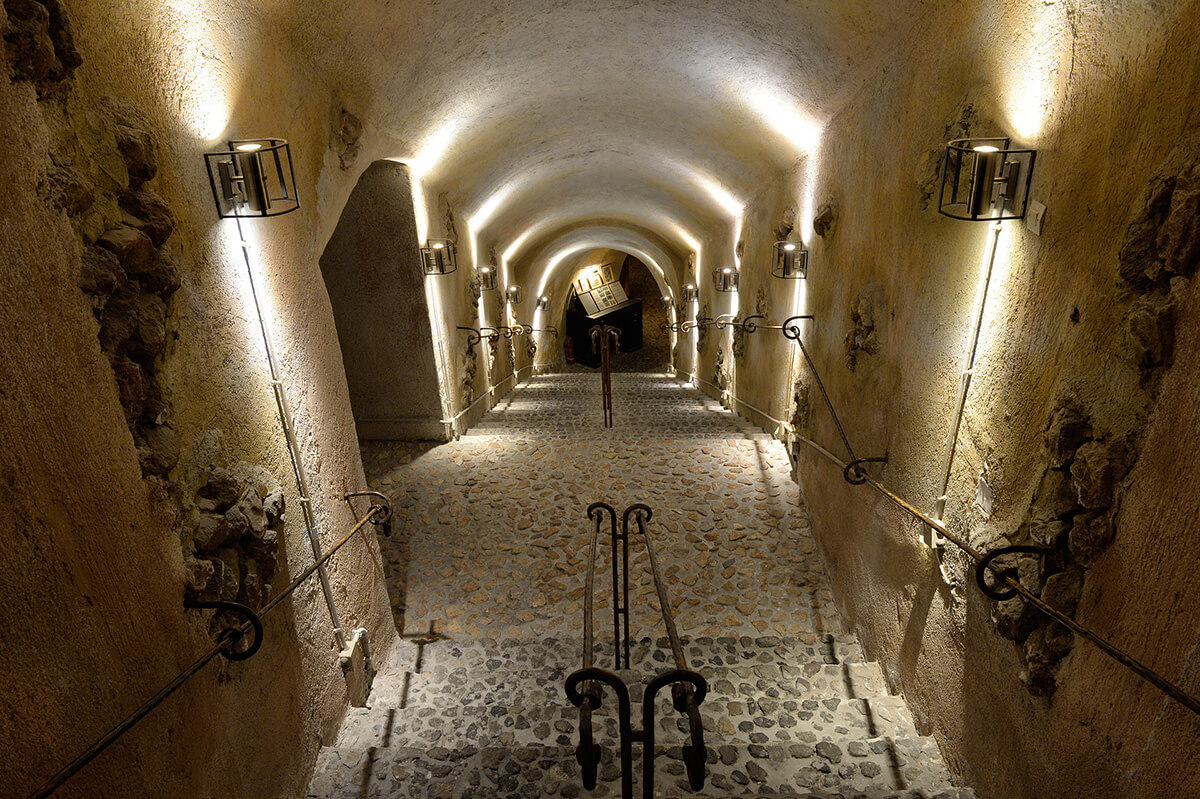 La mágica cueva del vino en Santorini: donde las uvas besan el sol antes de convertirse en arte líquido 1 Santorini 1