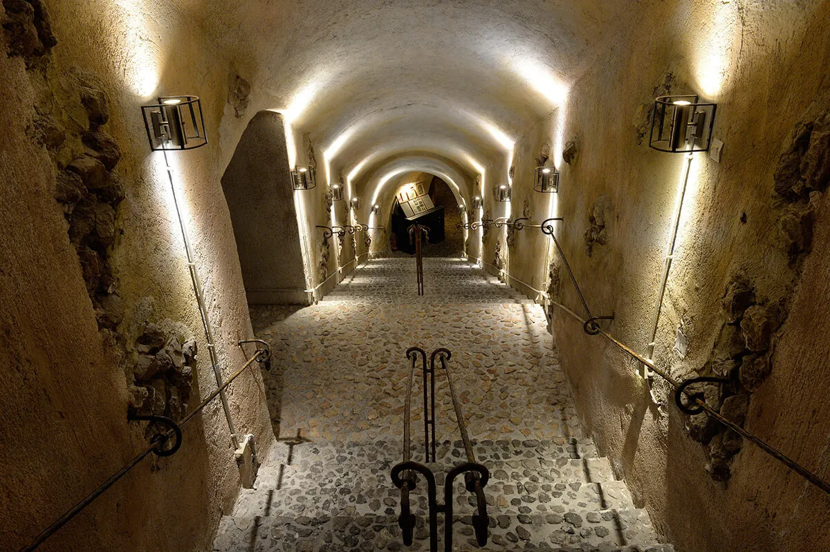 La mágica cueva del vino en Santorini: donde las uvas besan el sol antes de convertirse en arte líquido 1 La mágica cueva del vino en Santorini: donde las uvas besan el sol antes de convertirse en arte líquido
