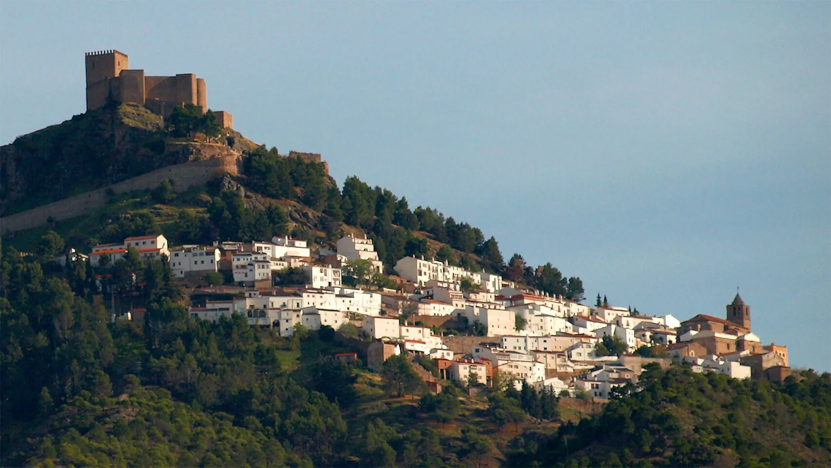 Segura de la Sierra, el pueblo medieval de Jaén donde vivió Jorge Manrique y nieva sobre el castillo 1 Segura de la Sierra, el pueblo medieval de Jaén donde vivió Jorge Manrique y nieva sobre el castillo
