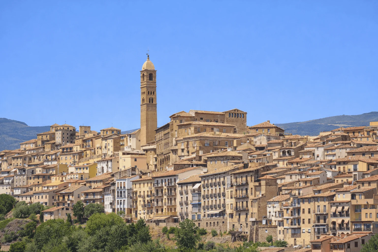 Qué ver en Tarazona: la ruta a pie que une su catedral, el barrio medieval y las Casas Colgadas