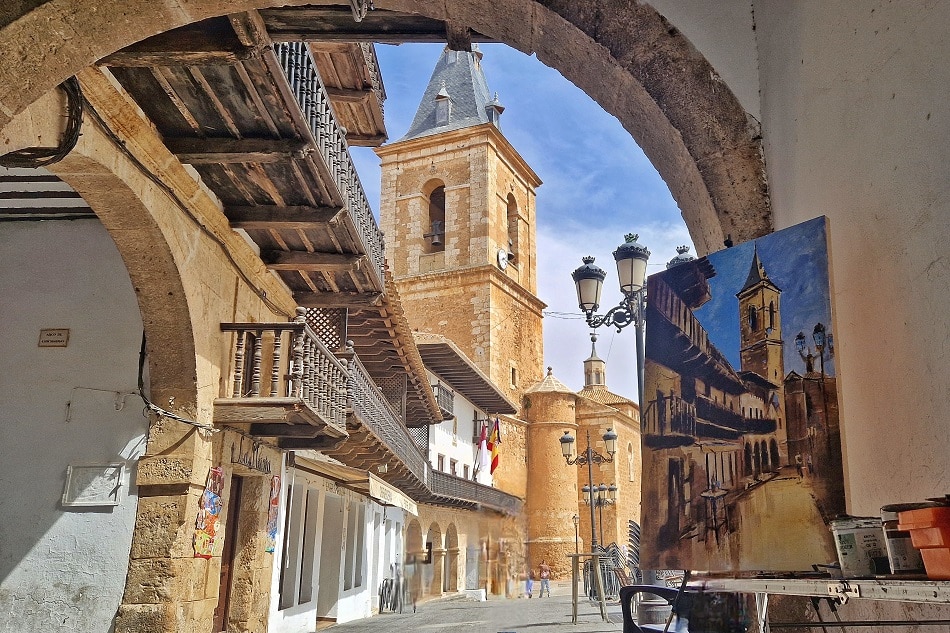 Tarazona de La Mancha inspira a los artistas en el VI Concurso de Pintura Rápida ‘Vinos de La Mancha’ 1 Uno de los cuadros participantes en la Plaza Mayor de Tarazona de La Mancha