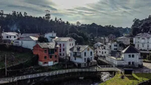 Qué ver en Viavélez, el puerto asturiano donde el mar choca con la poesía