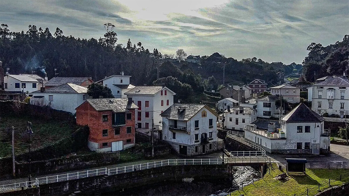 Qué ver en Viavélez, el puerto asturiano donde el mar choca con la poesía 1 Viavelez