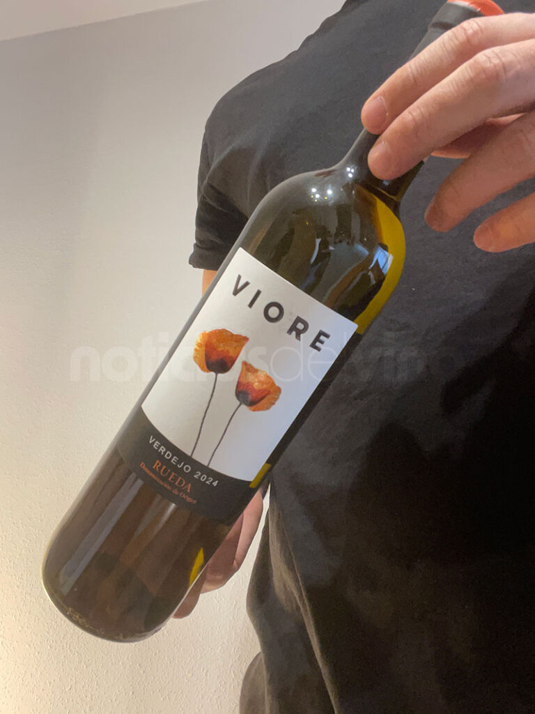 Este blanco con notas tropicales y textura envolvente es todo lo que necesitas para San Valentín 2 Viore