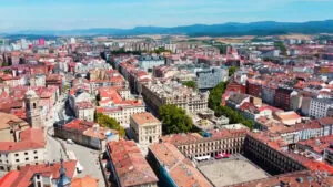 La clave para organizar una escapada a la Rioja Alavesa: dormir en Vitoria y combinar catas con alta cocina
