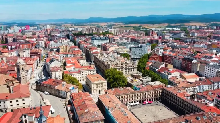 La clave para organizar una escapada a la Rioja Alavesa: dormir en Vitoria y combinar catas con alta cocina