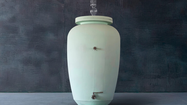 Una empresa portuguesa reinventa el ánfora de vino con una pieza de diseño inédita para bodegas 17 WiseAmphora Rugged Background Rectangle