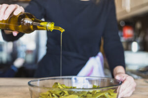 La OCU revela cuál es el aceite de oliva más barato que puedes comprar en el súper 7 aceite de oliva mesa