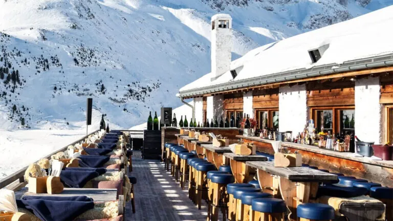 Este restaurante parece de los Alpes pero está en Madrid: raclette, chimenea y precios desde 14 euros