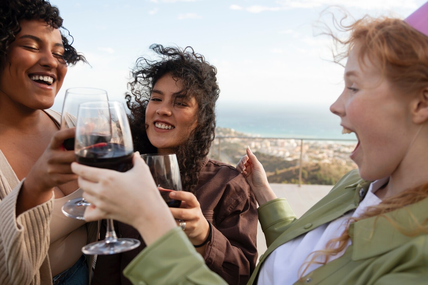 Las mejores fiestas del vino en España: un recorrido por las joyas vinícolas del país 1 amigas brindando copas vino fiesta al aire libre 23 2149366202