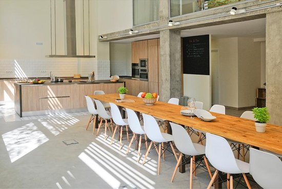 Escuela Cocinea: Un rincón en Madrid donde la paella se convierte en una experiencia inolvidable 1 amplio espacio de cocina