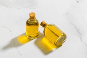 Dueño de una almazara sobre el precio del aceite en 2026: “Habrá cierta subida durante los primeros meses del año” 11 botellas de alto angulo con aceite natural