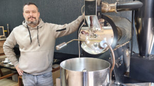 Catalin abrió una cafetería de especialidad y el primer día escuchó lo mismo una y otra vez: “Esto no es café”
