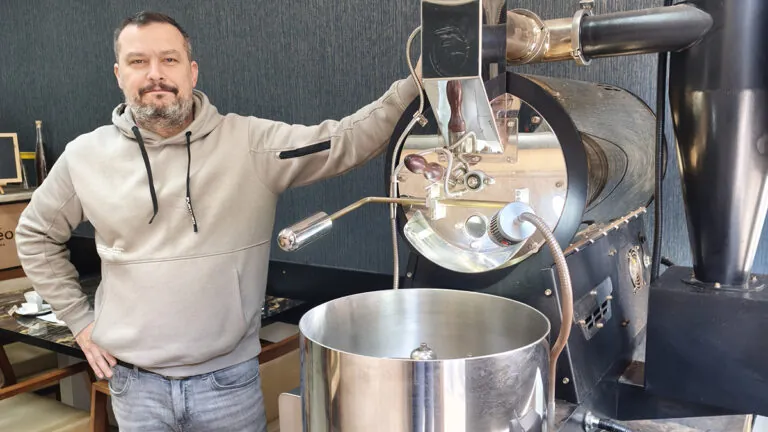 De no soportar el café a abrir Cafetéo: la historia de Catalin y su obsesión por el café de especialidad
